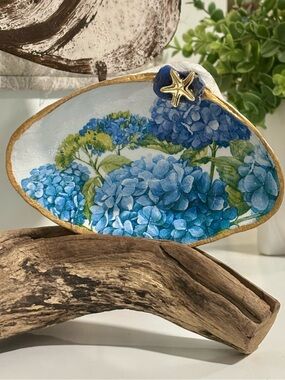 Handcrafted Hydrangea Print Decorative Clamshell